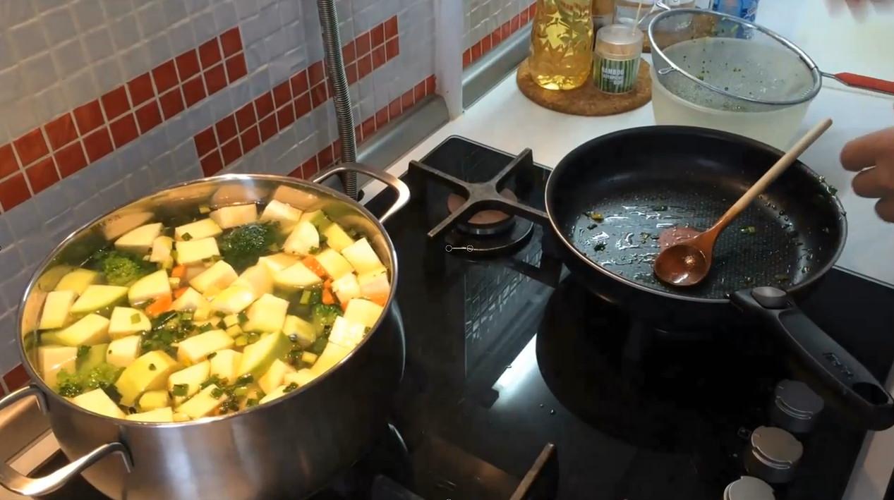 Обжарка без масла. Панкейки на сковороде. Лепёшки на минеральной воде. Рецепт приготовления омлета на сковороде. Сковородка для панкейки.