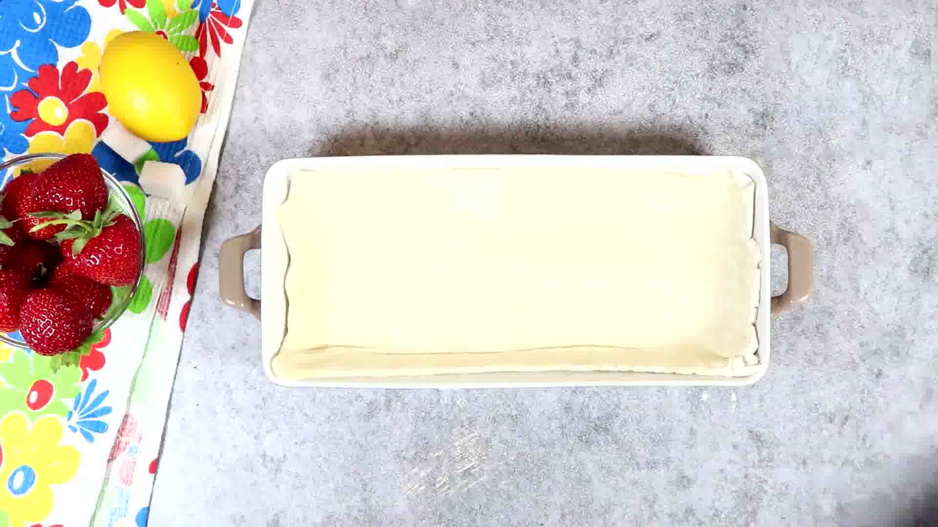Пирог из клубники в духовке на скорую руку
